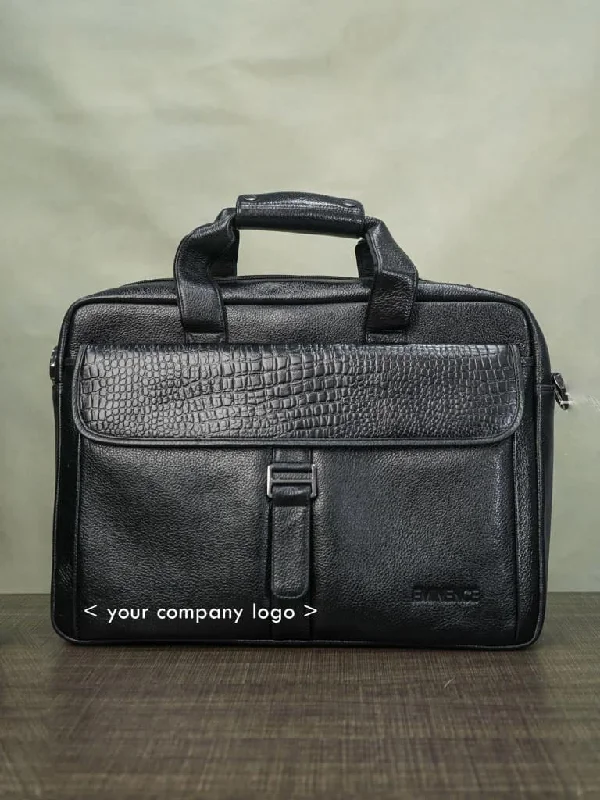 Leather laptop bag with hand-stitched details for a luxury touchLeather laptop bag with hand-stitched details for a luxury touchLaptop Bag in Leather with Gold Flap - Black - BCG0008