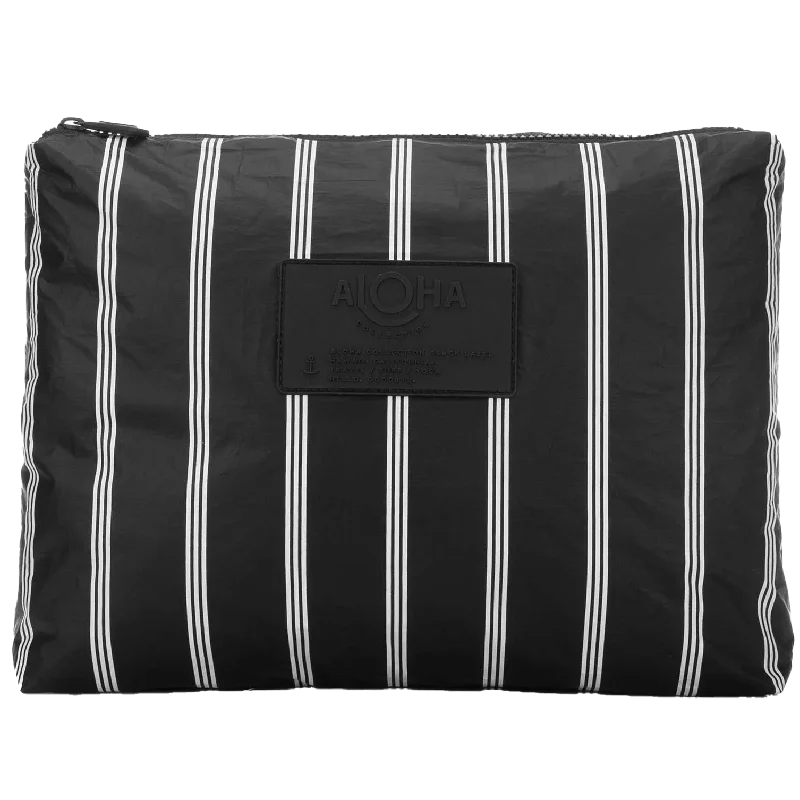 Travel bag with a built - in power bank charger for on - the - go device chargingCharter Mid Travel bag with a built - in power bank charger for on - the - go device chargingCharter Mid