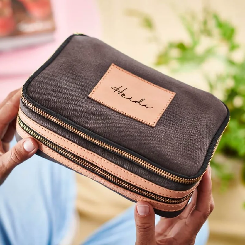 Travel bag with a built - in power bank charger for on - the - go device chargingTravel bag with a built - in power bank charger for on - the - go device chargingLeather and Canvas Make-up Brush Case Travel bag with a built - in power bank charger for on - the - go device chargingTravel bag with a built - in power bank charger for on - the - go device chargingLeather and Canvas Make-up Brush Case