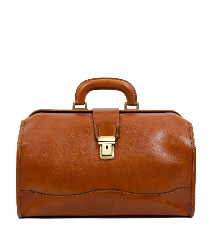 Luxury briefcases for women in the workplaceLuxury briefcases for women in the workplaceSmall Leather Doctor Bag - David Copperfield Luxury briefcases for women in the workplaceLuxury briefcases for women in the workplaceSmall Leather Doctor Bag - David Copperfield