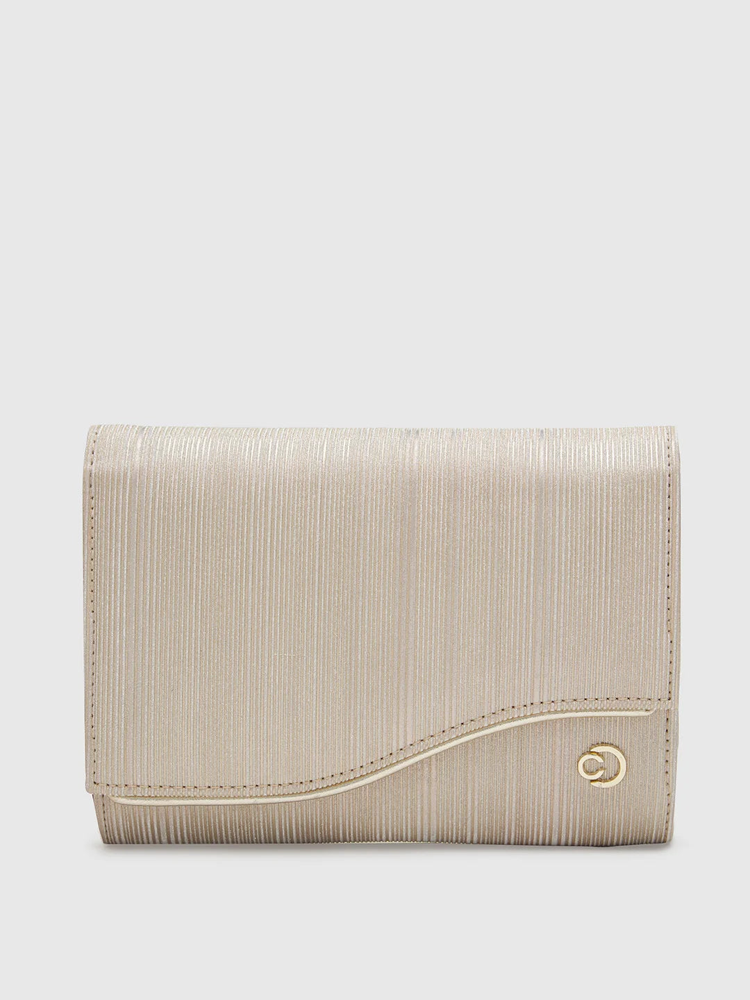 Velvet clutch with a tassel detail for a bohemian - chic styleCaprese Bertha Clutch Medium Light Gold
