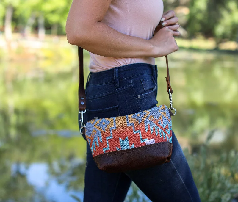 Mini crossbody bag with a chain strap for a trendy and compact lookCoastal Crossbody Bag Mini crossbody bag with a chain strap for a trendy and compact lookCoastal Crossbody Bag