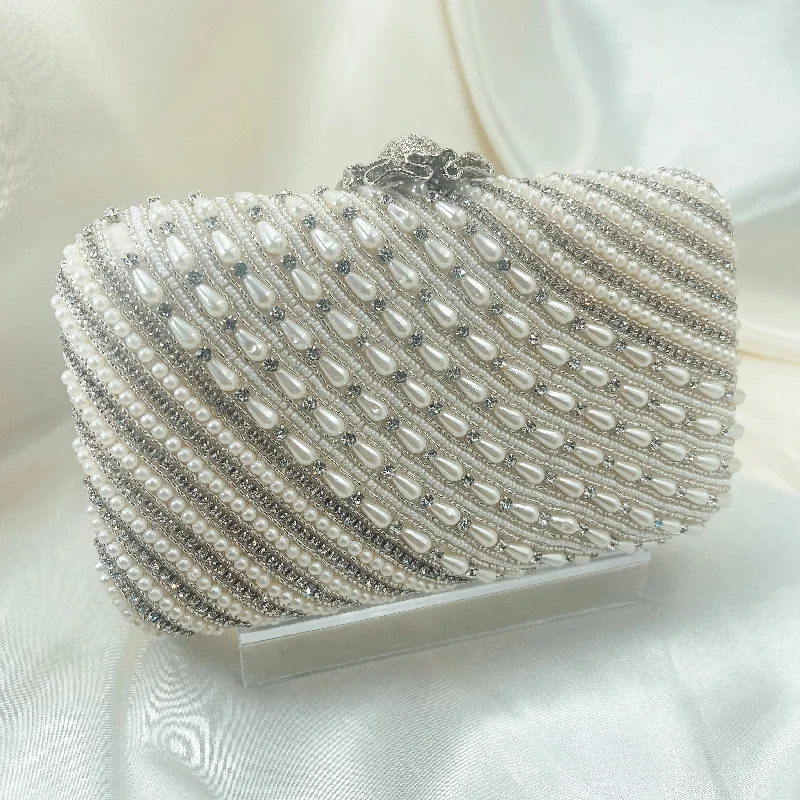 Geometric - shaped evening bag for a contemporary aestheticJADA Clutch (Silver)