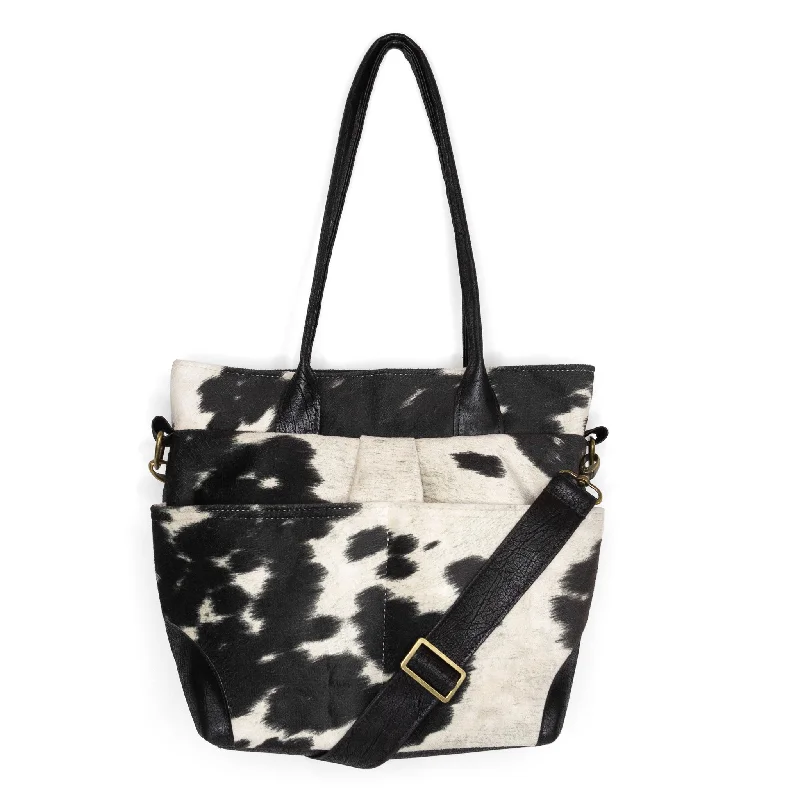 Waterproof crossbody bag with a zippered closure for outdoor adventuresJill Premier: Black Cowhide Waterproof crossbody bag with a zippered closure for outdoor adventuresJill Premier: Black Cowhide