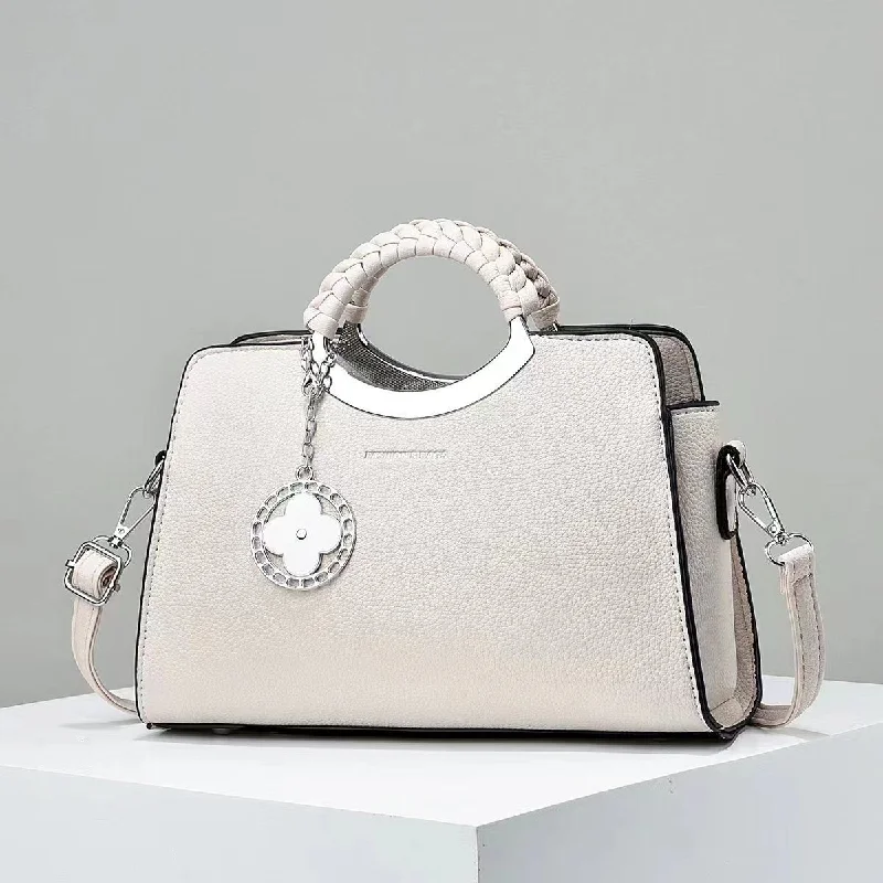 Mini crossbody bag with a chain strap for a trendy and compact lookCROSSBODY BAGS 5012 Mini crossbody bag with a chain strap for a trendy and compact lookCROSSBODY BAGS 5012