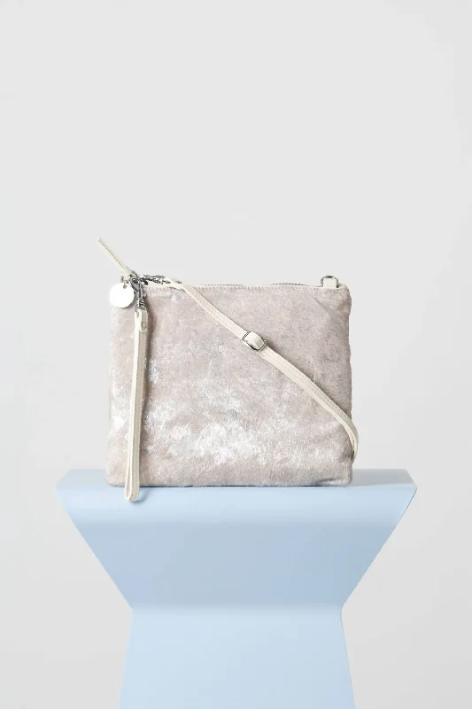 Metallic leather evening bag with a textured finishMickey Flat Clutch In Silver Sparkle Metallic leather evening bag with a textured finishMickey Flat Clutch In Silver Sparkle