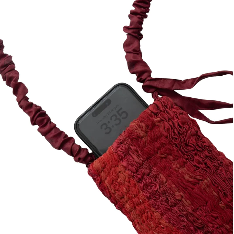 Vintage - style crossbody bag with a brass frame and leather strapsPLEATED PHONE BAG Vintage - style crossbody bag with a brass frame and leather strapsPLEATED PHONE BAG