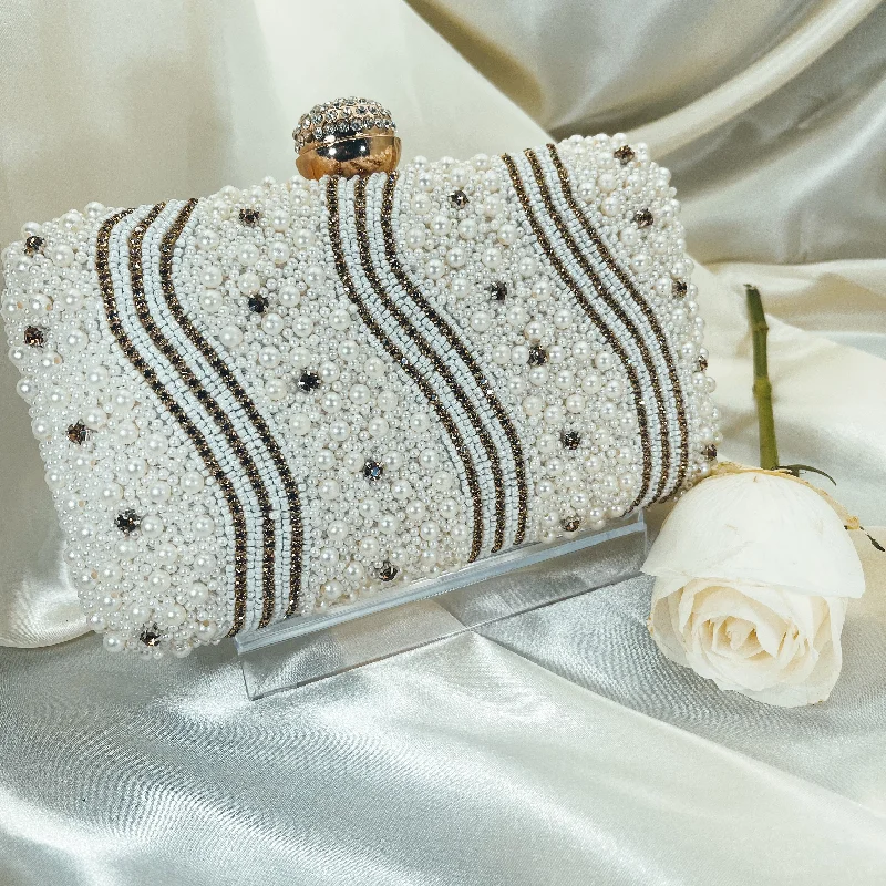 Leather evening bag with a gold - plated chain strap for a sophisticated lookSAIRA Clutch Leather evening bag with a gold - plated chain strap for a sophisticated lookSAIRA Clutch
