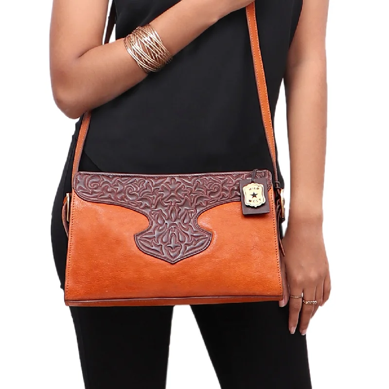 Geometric - shaped evening bag for a contemporary aestheticSALLY SCULL 02 SLING BAG Geometric - shaped evening bag for a contemporary aestheticSALLY SCULL 02 SLING BAG