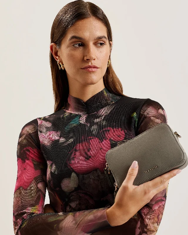 Leatherette crossbody bag with a quilted pattern for a sophisticated lookStunna Webbing Leather Mini Crossbody Bag Mid-Grey Leatherette crossbody bag with a quilted pattern for a sophisticated lookStunna Webbing Leather Mini Crossbody Bag Mid-Grey